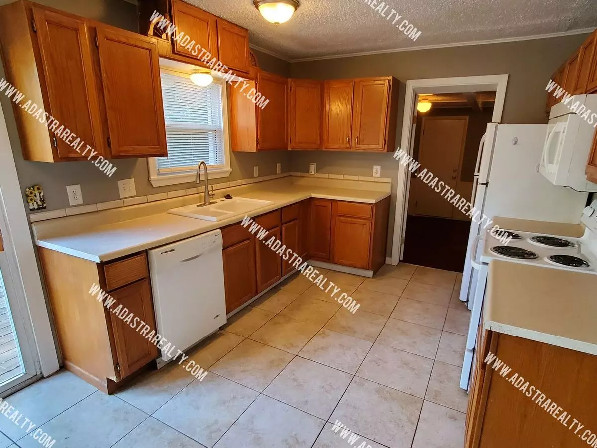 Remodeled 2 Bedroom Raytown Home W/potential 3rd Bedroom-available Now!! House for rent in Raytown, MO