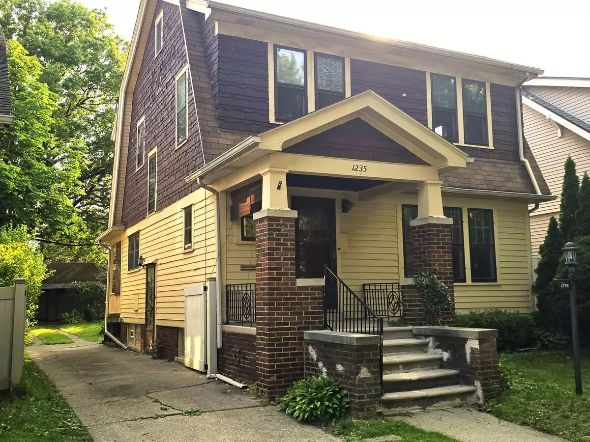1235 Lakepointe House for rent in Grosse Pointe Park, MI