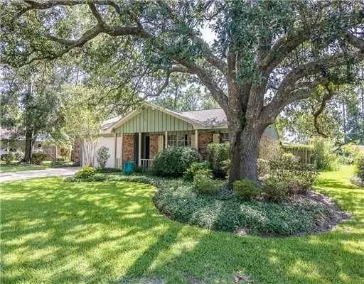 Ocean Springs - Beautiful Home With Pool. And Space For Entertaining! Apartment for rent in Ocean Springs, MS