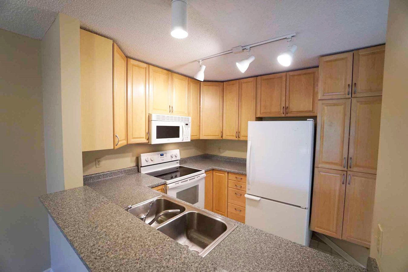 7602 York Edinborough Apartments Edina, MN Rentable