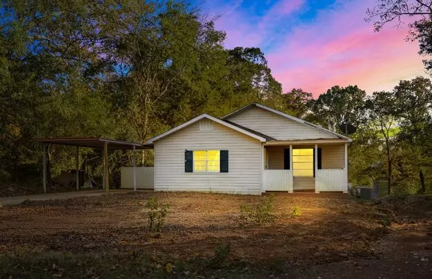 Sleek And Newly Renovated 3 Bedroom 1 Bath Home W/ Carport Available Now! Apartment for rent in Birmingham, AL