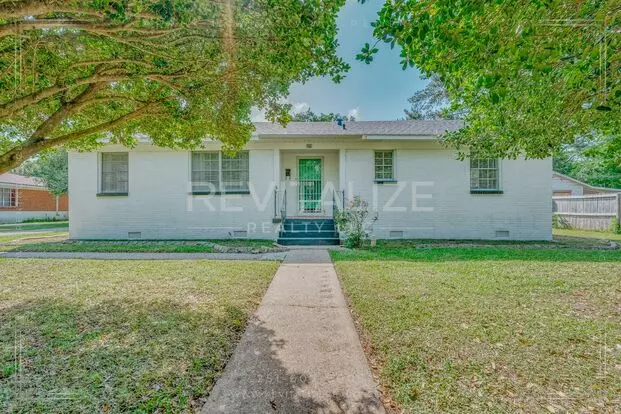 3 Bed 2 Bath Gem In Midtown Mobile!! Apartment for rent in Mobile, AL