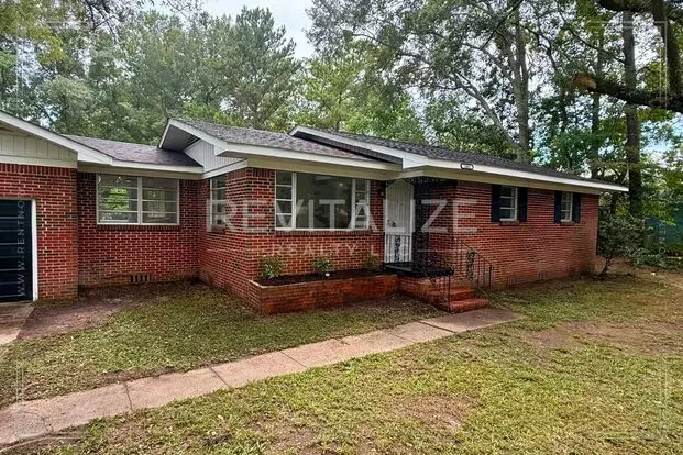 Beautiful 3 Bedroom 1 Bathroom On Dauphin Island Parkway! Apartment for rent in Mobile, AL