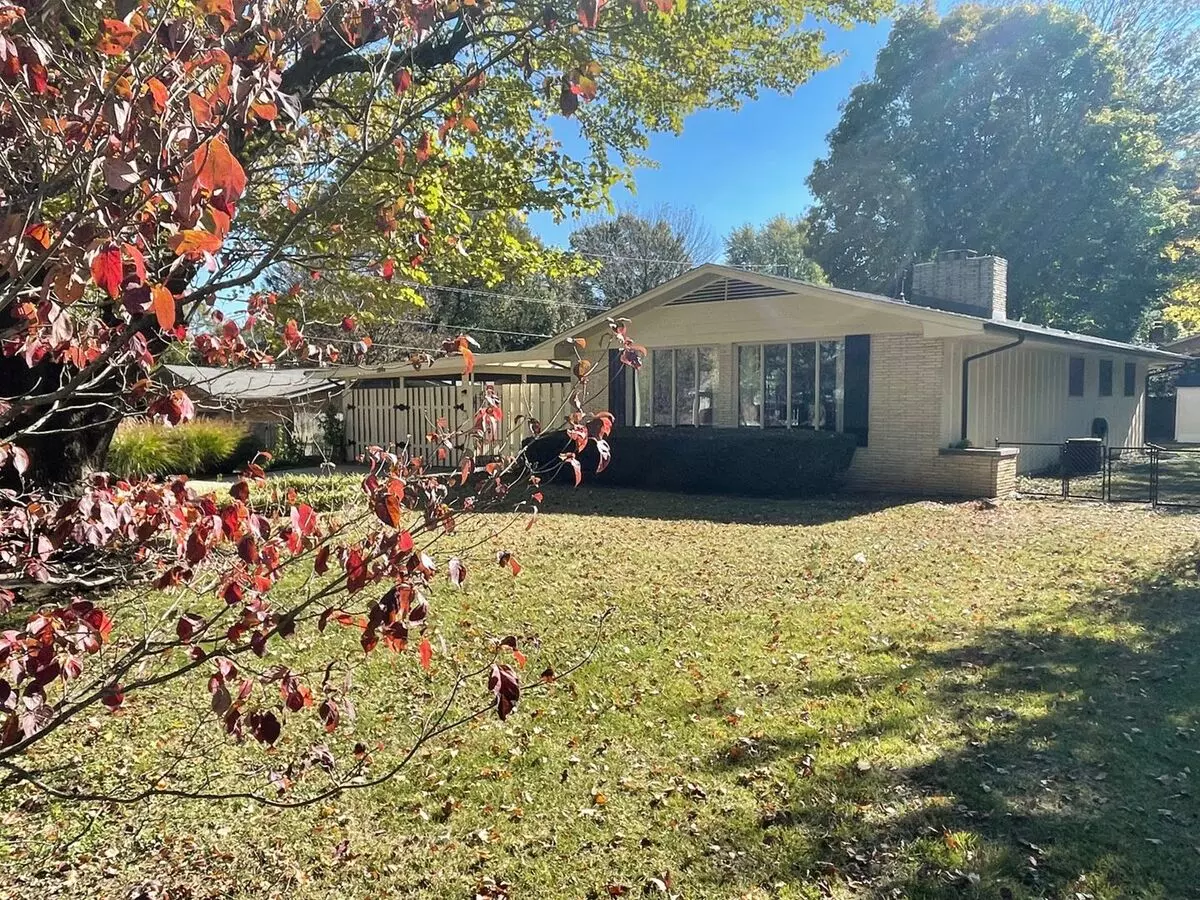 Completely Remodeled Beautiful 3 Bedroom 2 Bath Home Located In Southern Hills Subdivision! This Is A Must See Pics Don't Do This Home Justice! House for rent in Springfield, MO
