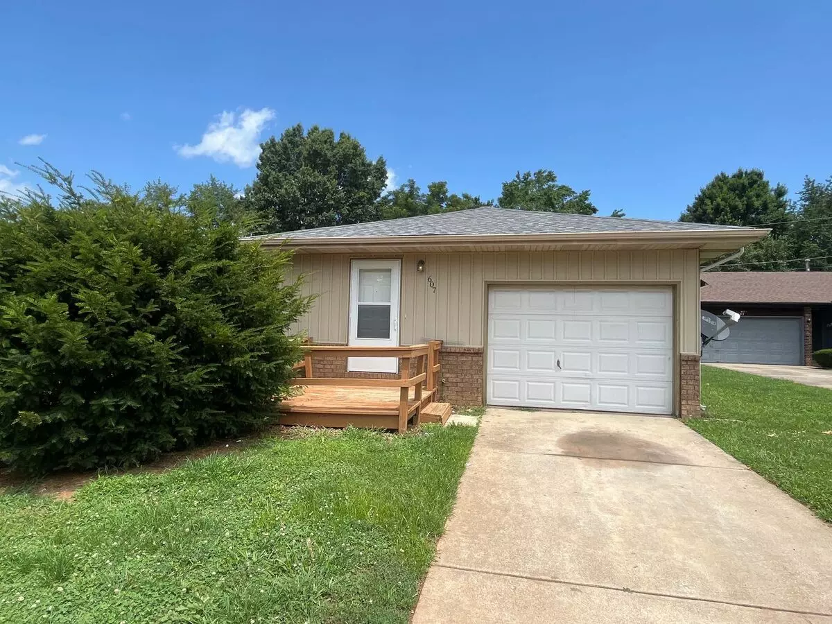 607/609 W. Edgewood Apartment for rent in Springfield, MO