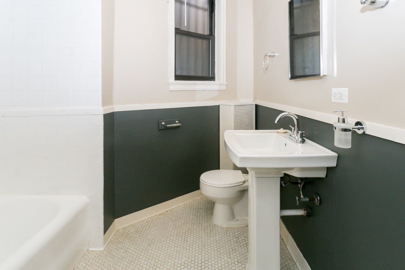 2 Bedrooms 1 Bathroom Apartment for rent at Windermere House in Chicago, IL