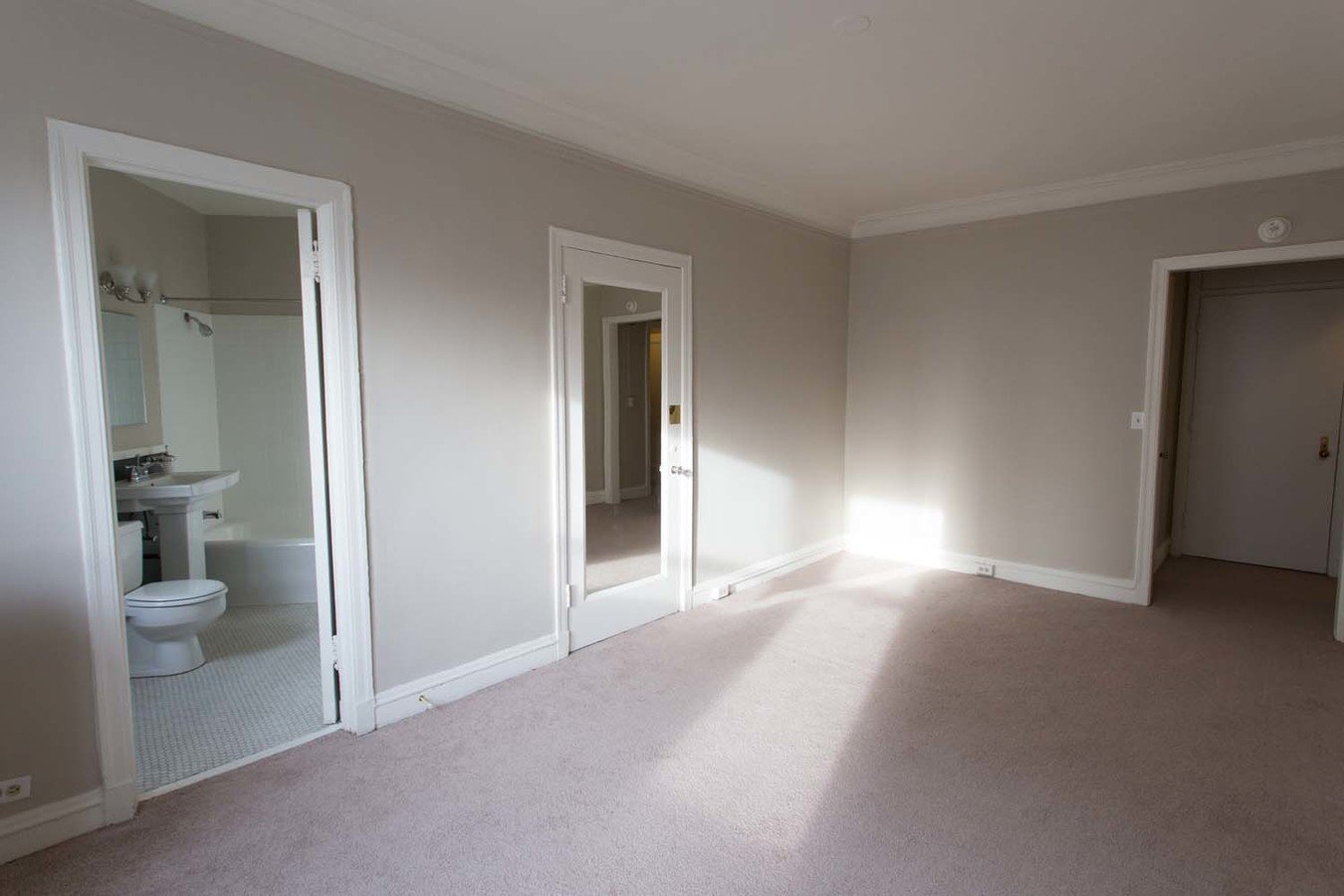 Studio 1 Bathroom Apartment for rent at Windermere House in Chicago, IL