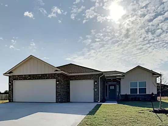 A Nice 3 Bedroom 2.5 Bathroom Custom Home In Yukon Schools (3 Car Garage) Apartment for rent in Yukon, OK