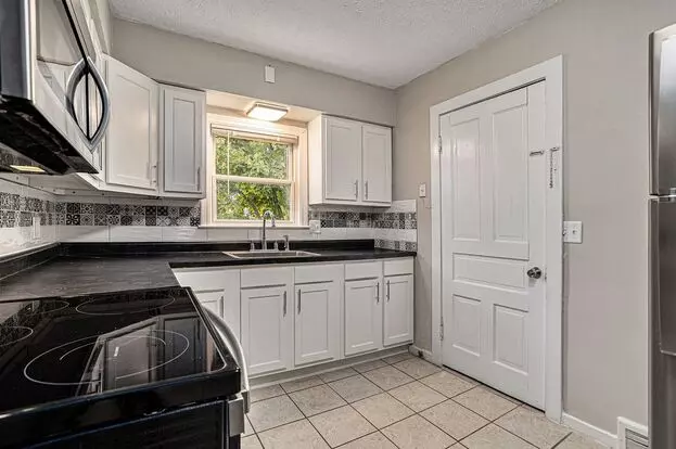 $950 2 Bedroom 1 Bathroom Apartment Fully Remodeled! Ask About Our Security Deposit Alternative! Apartment for rent in Kalamazoo, MI