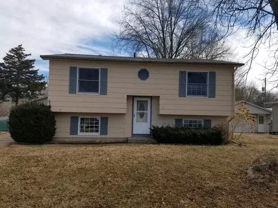 Split Foyer Available Now! Apartment for rent in Rock Island, IL