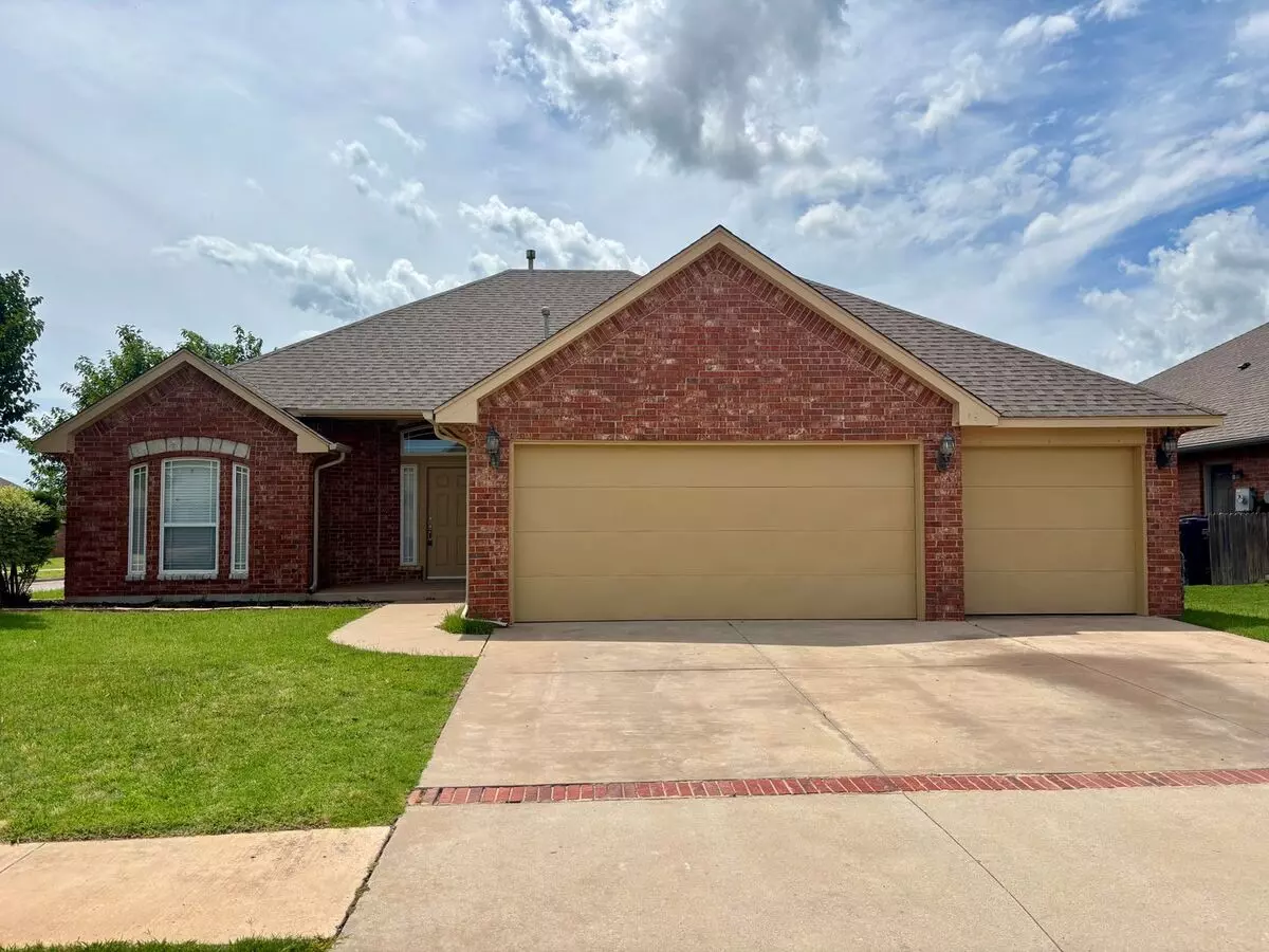 Charming 4 Bed 2 Bath In Yukon House for rent in Yukon, OK