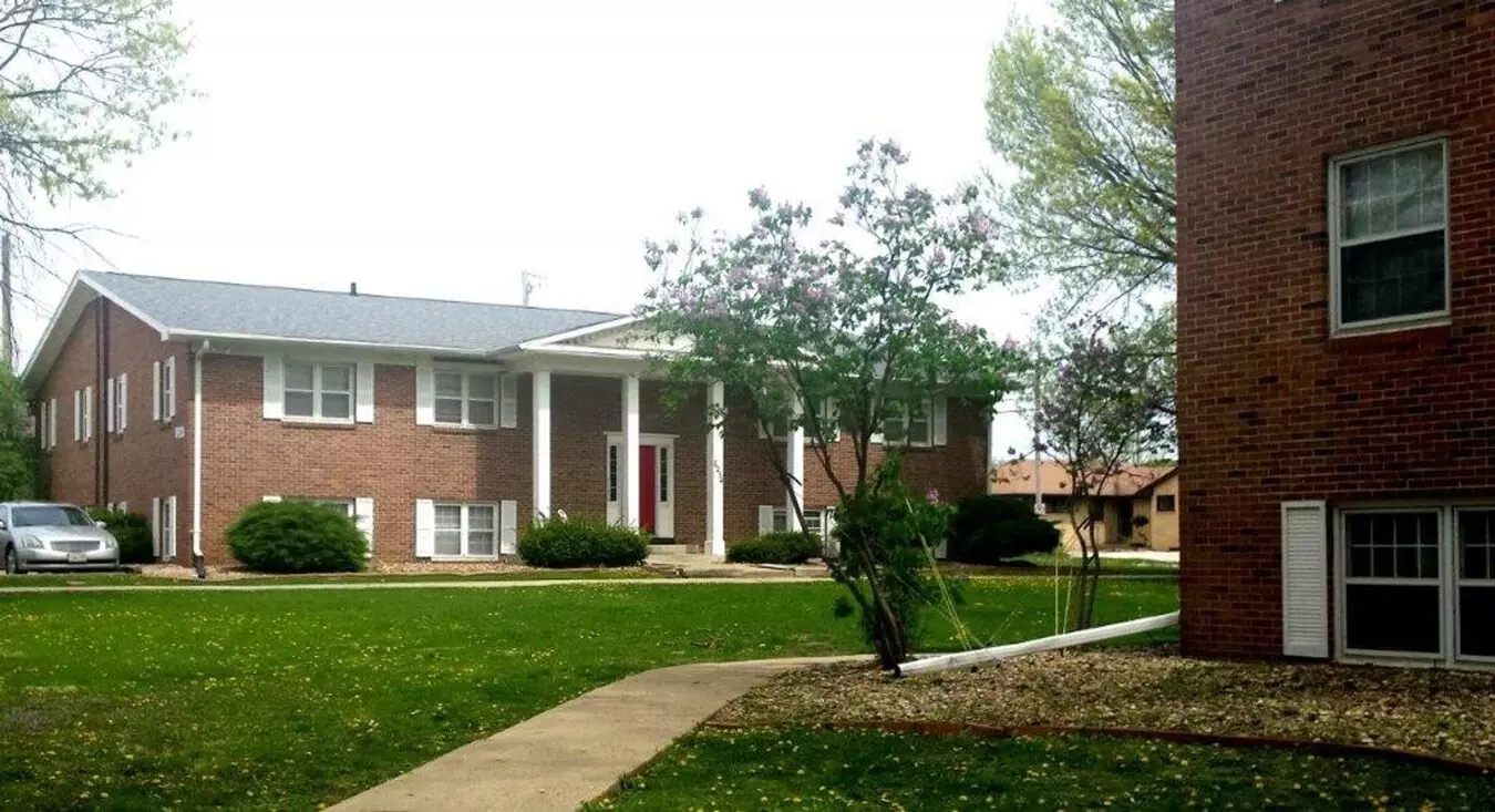 2 of 4 Manor Heights Apartment for rent in Windsor Heights, IA