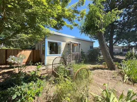 Charming Woodstock 3 Bed 1 Bath Ranch House W/ A Large Yard, Storage & Washer And Dryer! Apartment for rent in Portland, OR