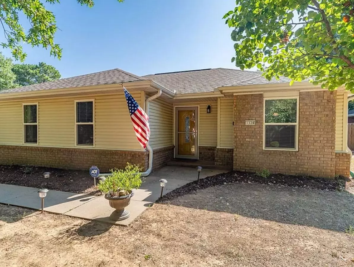 ** $150.00 Off Of First Months Rent*** Charming 3-bed House, Attached Garage, Fenced In Yard! House for rent in Fayetteville, AR