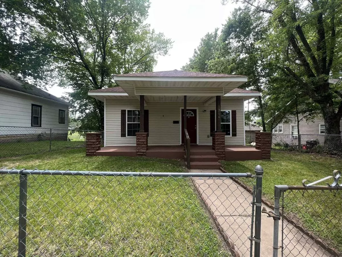 Beautiful 2 Bedroom / 1 Bathroom In Joplin Mo With Fenced In Yard In The Front!! House for rent in Joplin, MO