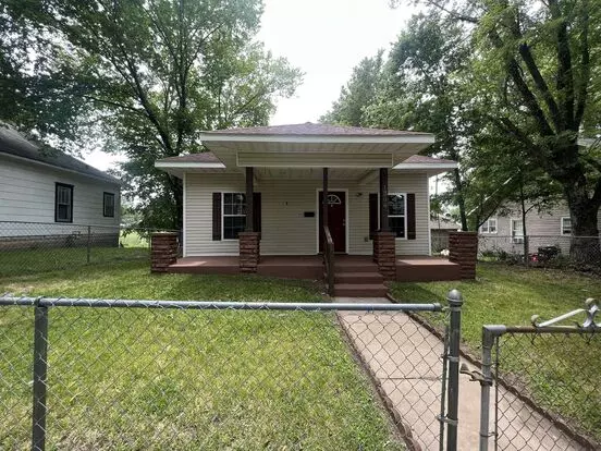 Beautiful 2 Bedroom / 1 Bathroom In Joplin Mo With Fenced In Yard In The Front!! Apartment for rent in Joplin, MO