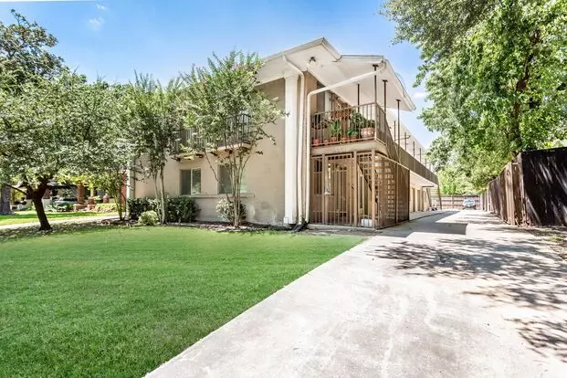 2 Bedroom, 2 Bath Apartment In Munger Place! Apartment for rent in Dallas, TX