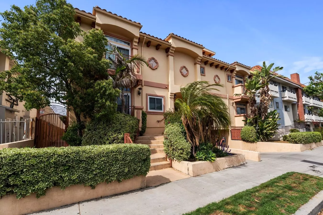 Spacious 2-bed Townhome With Private Rooftop Deck In Prime Sherman Oaks House for rent in Sherman Oaks, CA