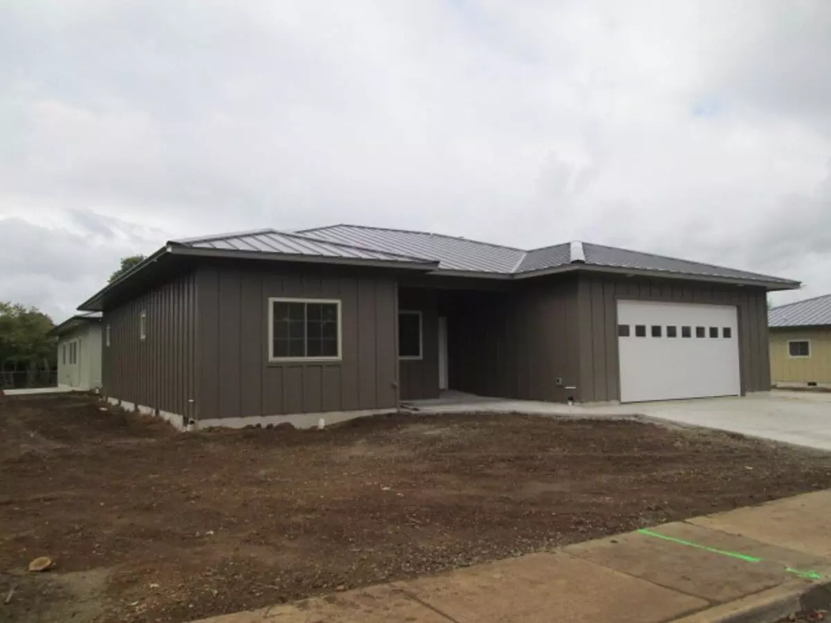 3 Bed, 2 Baths And A 2 Car Garage In Creswell! House for rent in Creswell, OR