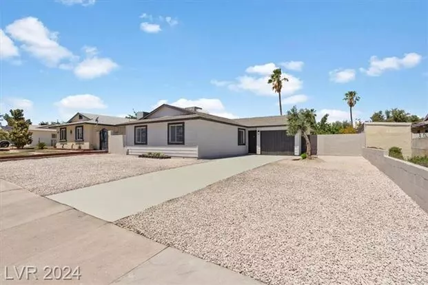 Single Story - No Hoa - 3 Beds, 2 Baths, 1 Car Garage. Apartment for rent in Las Vegas, NV