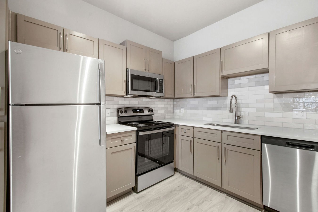 Easton Apartments 6033 De Zavala RD San Antonio, TX