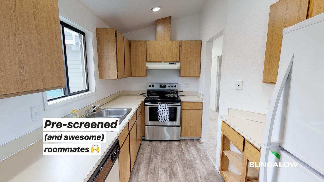 Private Bedroom in Sunny Maple Leaf Home Near... Apartments Seattle, WA