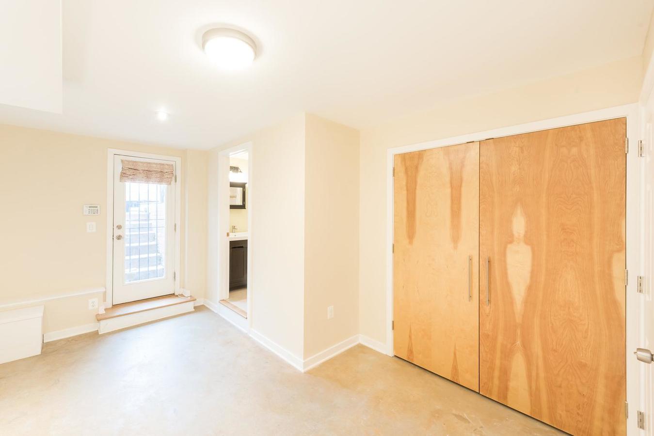 Private Room in Elegant Dupont Circle Townhome with Backyard Garden