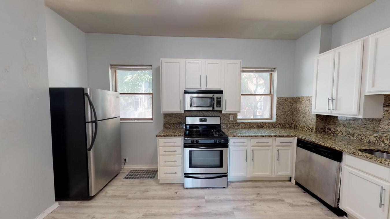 Private Bedroom in Inviting Lakeview Townhome... Apartments Chicago, IL