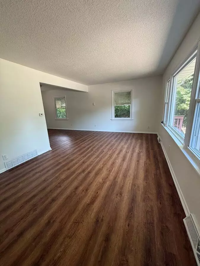 Move In Ready! Large 4 Bedroom Home. House for rent in Davenport, IA