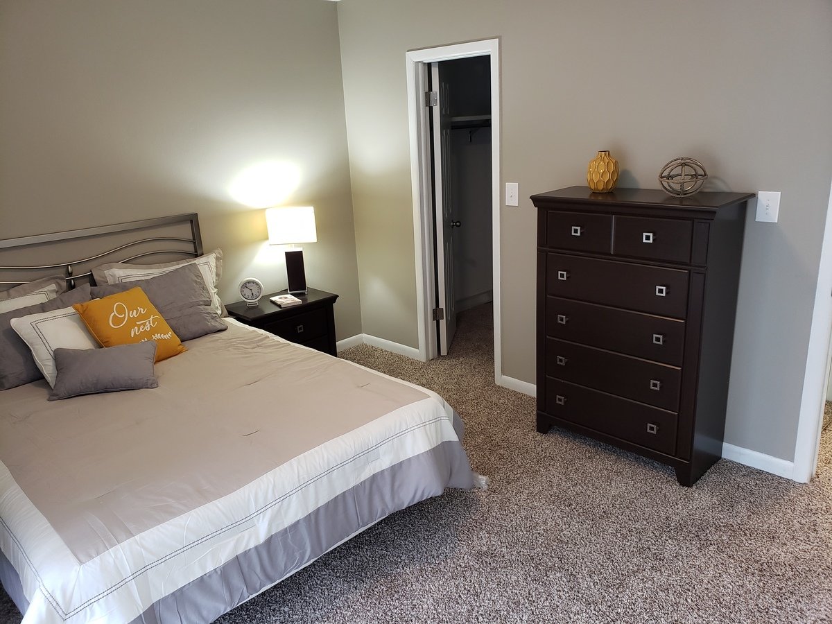 Apple Ridge Apartments Livonia