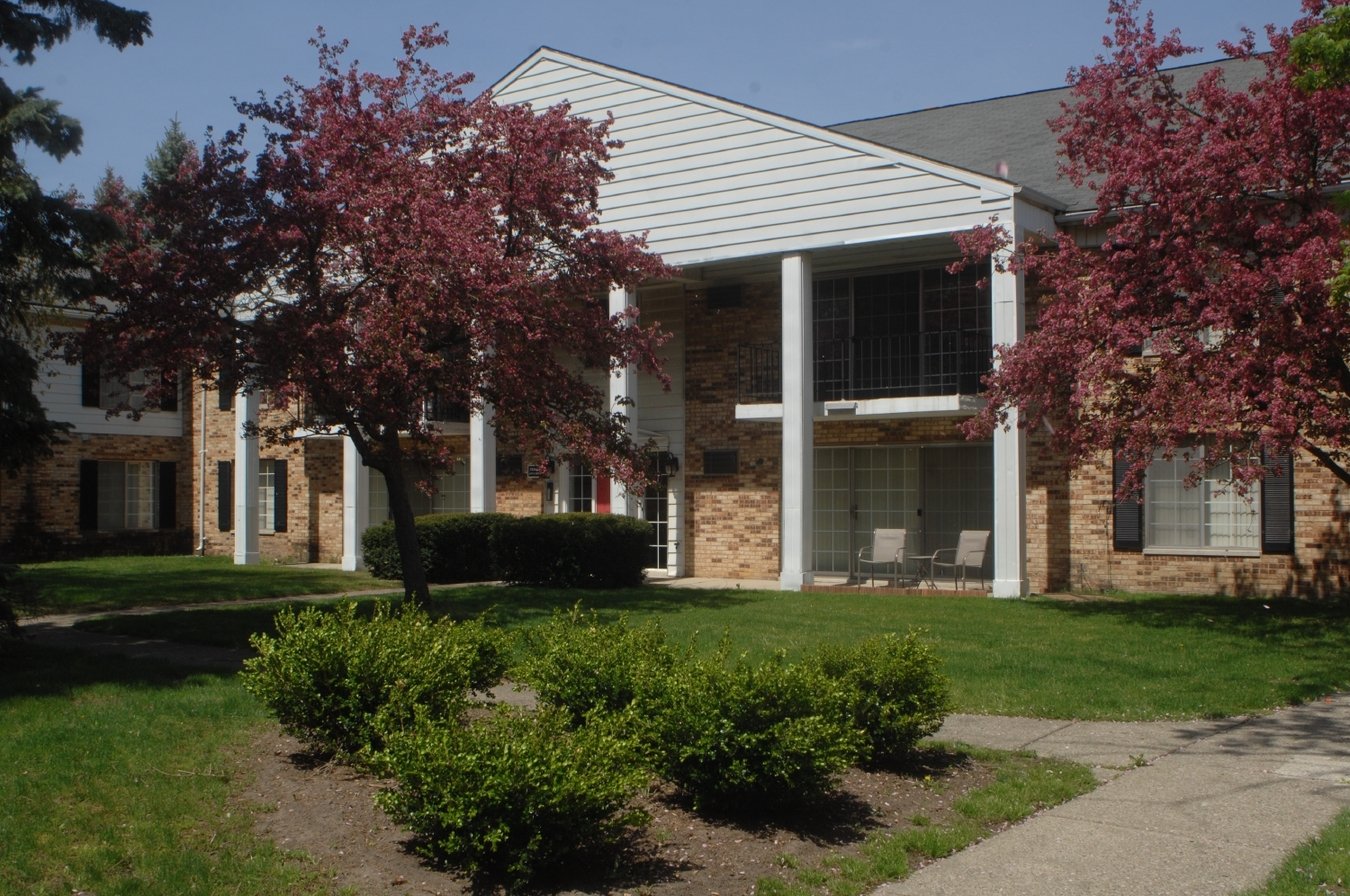 Apple Ridge Apartments Livonia