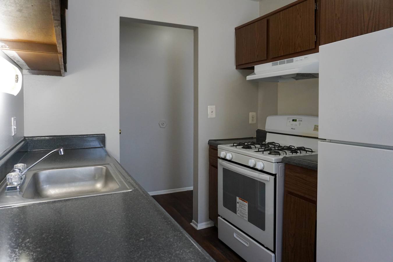 Warren Manor Apartments 21516 Dequindre Warren, MI