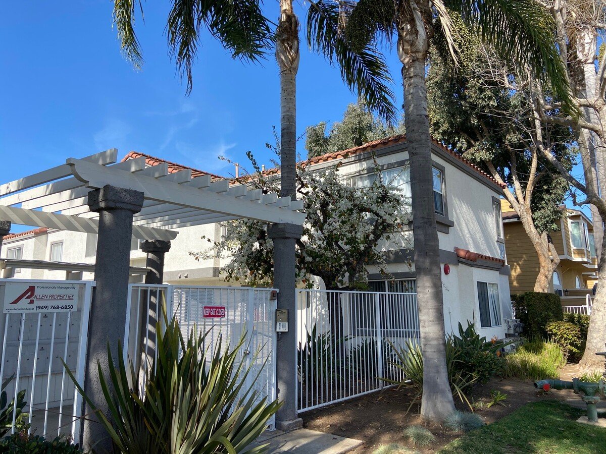 Villa Nova Townhomes Apartments Costa Mesa, CA Rentable