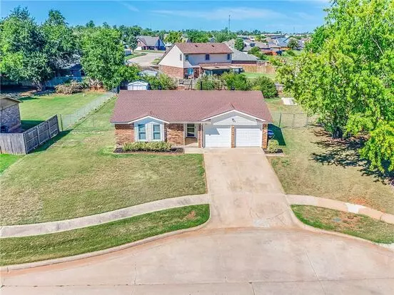 Beautiful 3 Bed 2 Bath Home In Heart Of Moore! Apartment for rent in Moore, OK