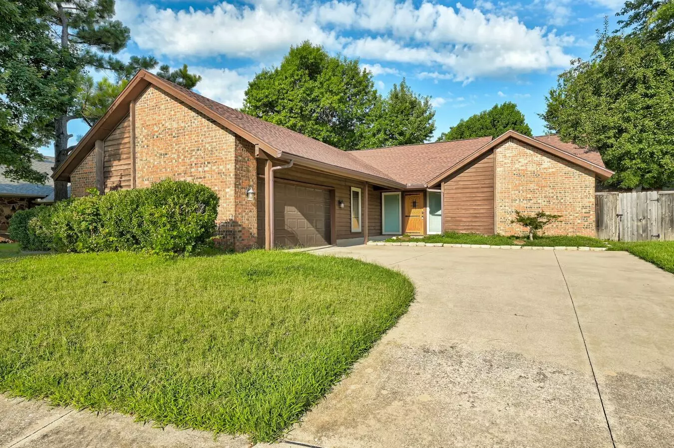 Charming 3-bed, 2-bath Home In West Norman – Minutes From Sooner Mall House for rent in Norman, OK