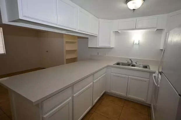 302 Eastminister -recently Remomdeled Kitchen - 2 Bed Apartment -downstairs - No Pets - Apartment for rent in Henderson, NV