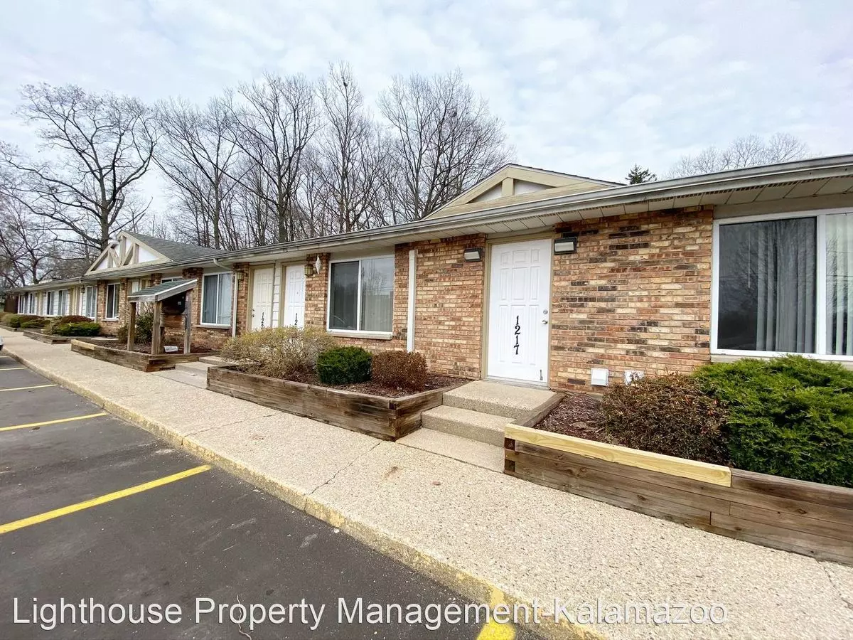 2 of 3 Humphrey Woods Apartment for rent in Kalamazoo, MI