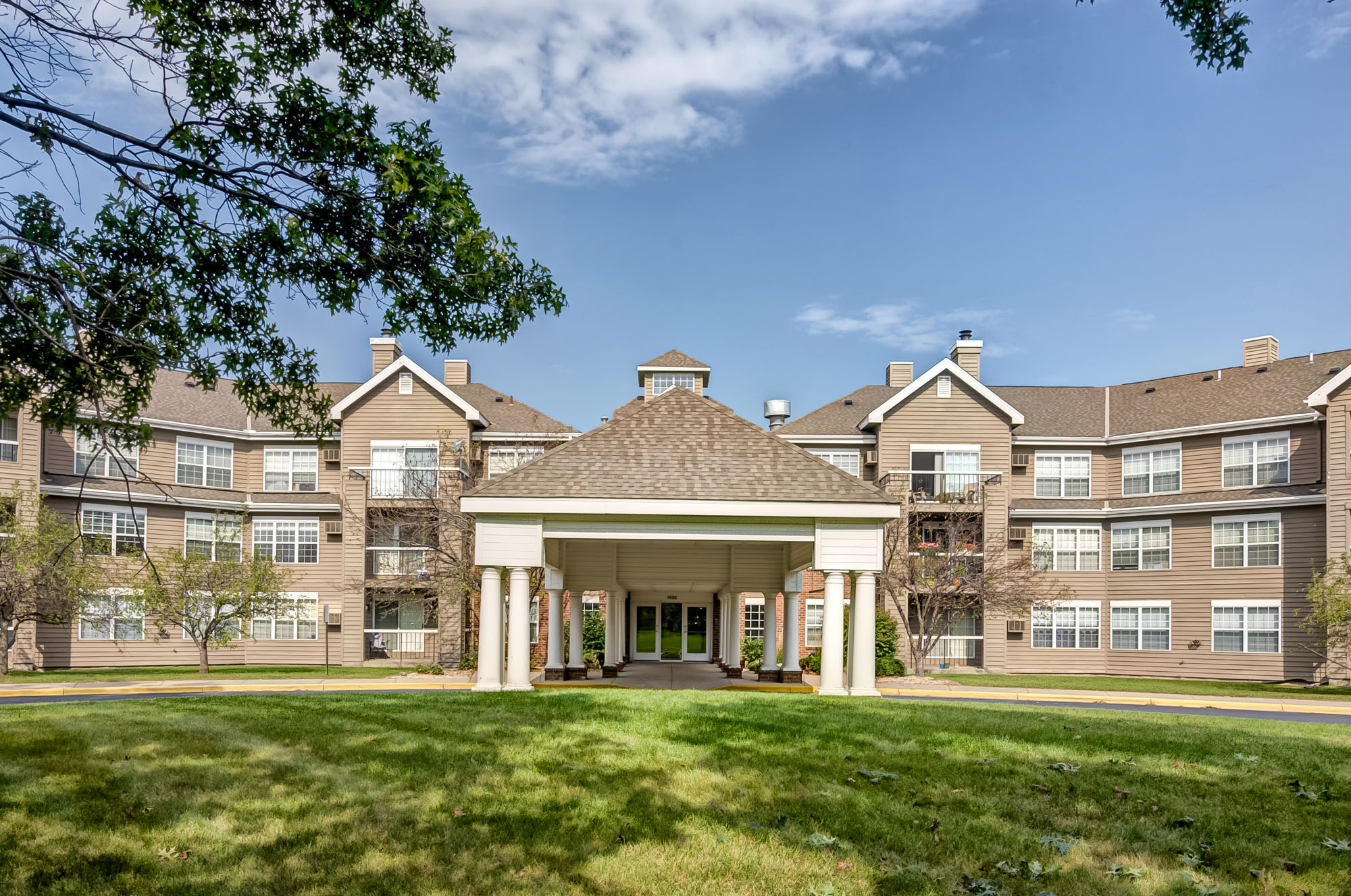 Devonshire Apartments, Bloomington (see pics & AVAIL)