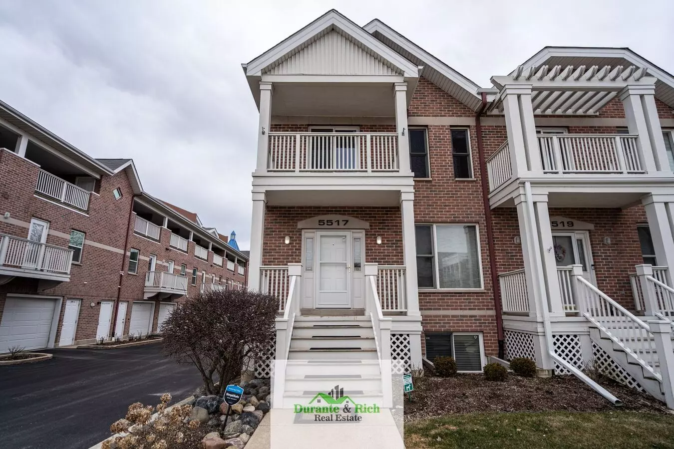 Beautiful 2 Bedroom + Den 2.5 Bath Condo Near Lake Available Now!!! House for rent in Kenosha, WI