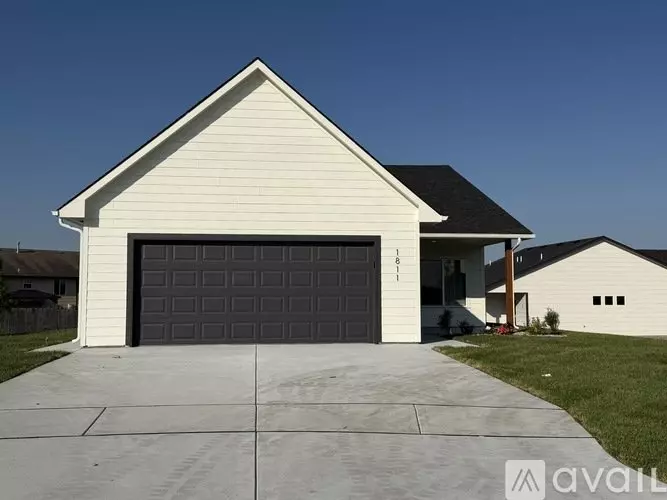 1811 E Liam Ct House for rent in Park City, KS