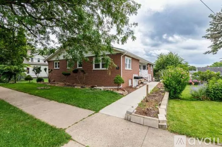 443 Jefferson Ave Unit 3 Apartment for rent in Elgin, IL