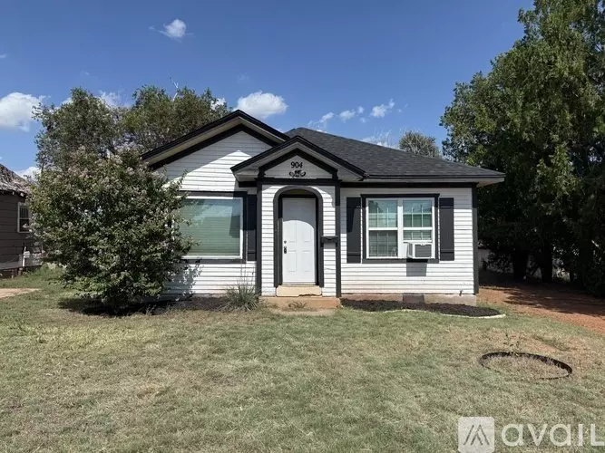 904 N Julian St House for rent in Altus, OK