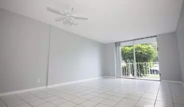 3 of 14 500 Executive Center Dr Unit 1M Apartment for rent in West Palm Beach, FL