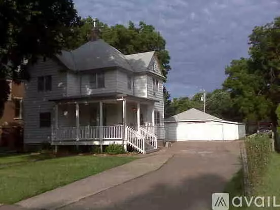 708 S Santa Fe Ave Unit 1/2 Apartment for rent in Salina, KS