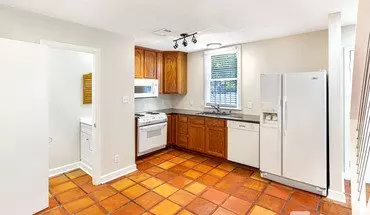 4 of 16 25 W Perry Ln Unit Carriage Apartment for rent in Savannah, GA