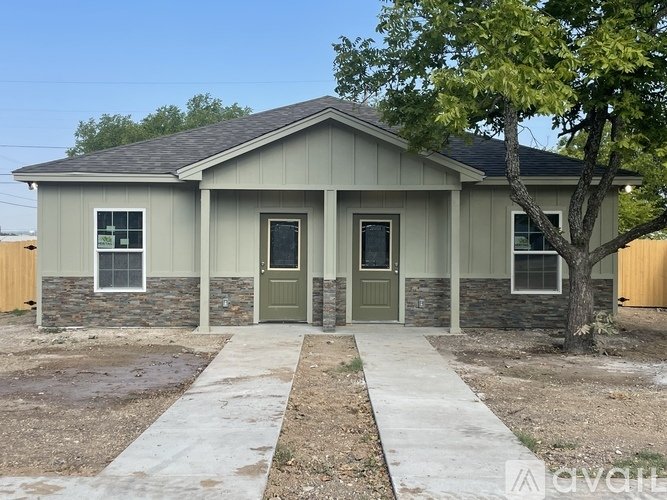 1,100 Brand New 2 Bedroom 1 Bathroom Duplex In Temple Apartments