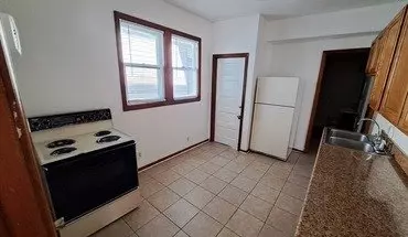 2 of 6 426 Pearl St Unit 1 Apartment for rent in Kalamazoo, MI