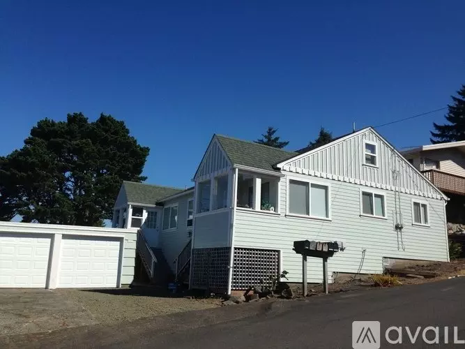 1727 NE 17th St Unit Unit Apartment for rent in Lincoln City, OR