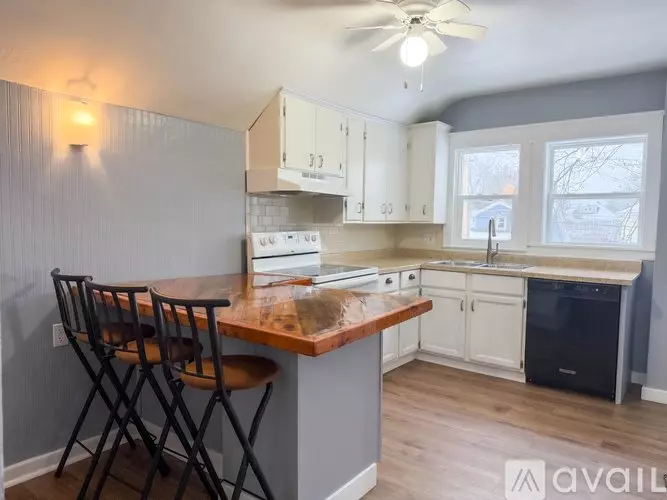 72 W 17th St Unit Upper Apartment for rent in Holland, MI