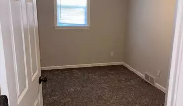 4 of 17 917 W Walnut Apartment for rent in Bloomfield, IA